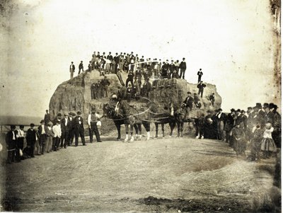 Eine Menschenmenge aus Männern, Kindern und einigen Pferden steht auf und vor dem Big Mound, der teilweise abgetragen gezeigt wird von Thomas M. Easterly